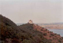 Pohled zpět na zříceninu hradu Děvičky